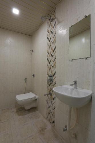 hotel crown near nesco center oberoi mall goregaon east
