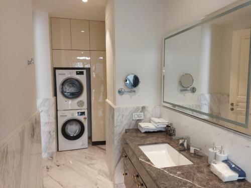 luxury studio apartment attached to leela hotel