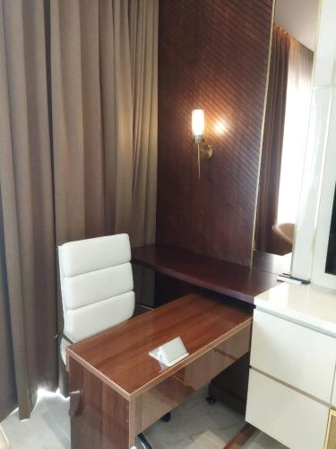 luxury studio apartment attached to leela hotel