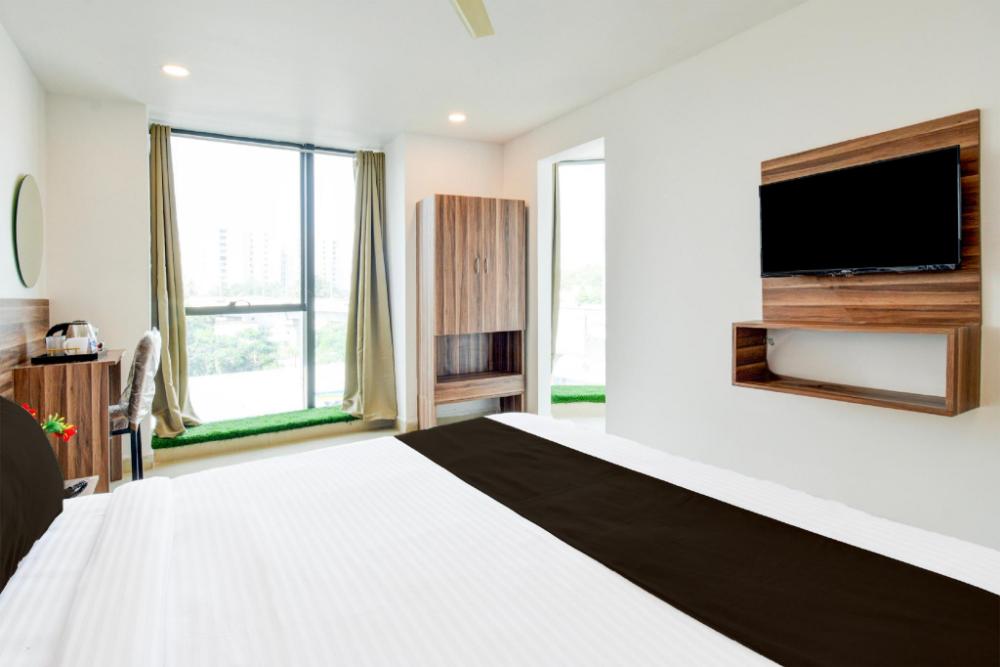 super hotel srh luxury rooms near rail nilayam ncl