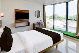 super hotel srh luxury rooms near rail nilayam ncl