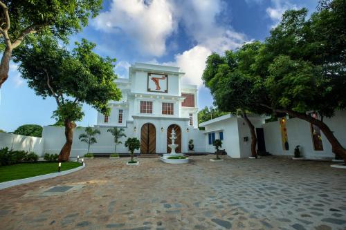 t resort with swimming pool