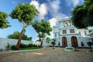 t resort with swimming pool