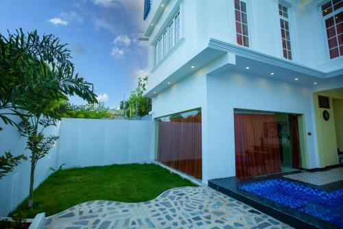 t resort with swimming pool