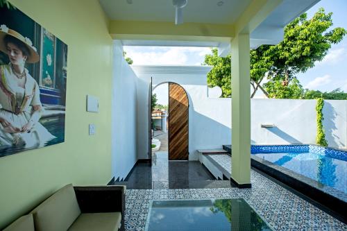 t resort with swimming pool