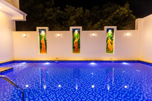 t resort with swimming pool