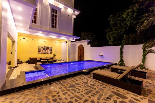 t resort with swimming pool