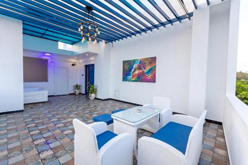 t resort with swimming pool