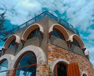 himalayan hobbit house