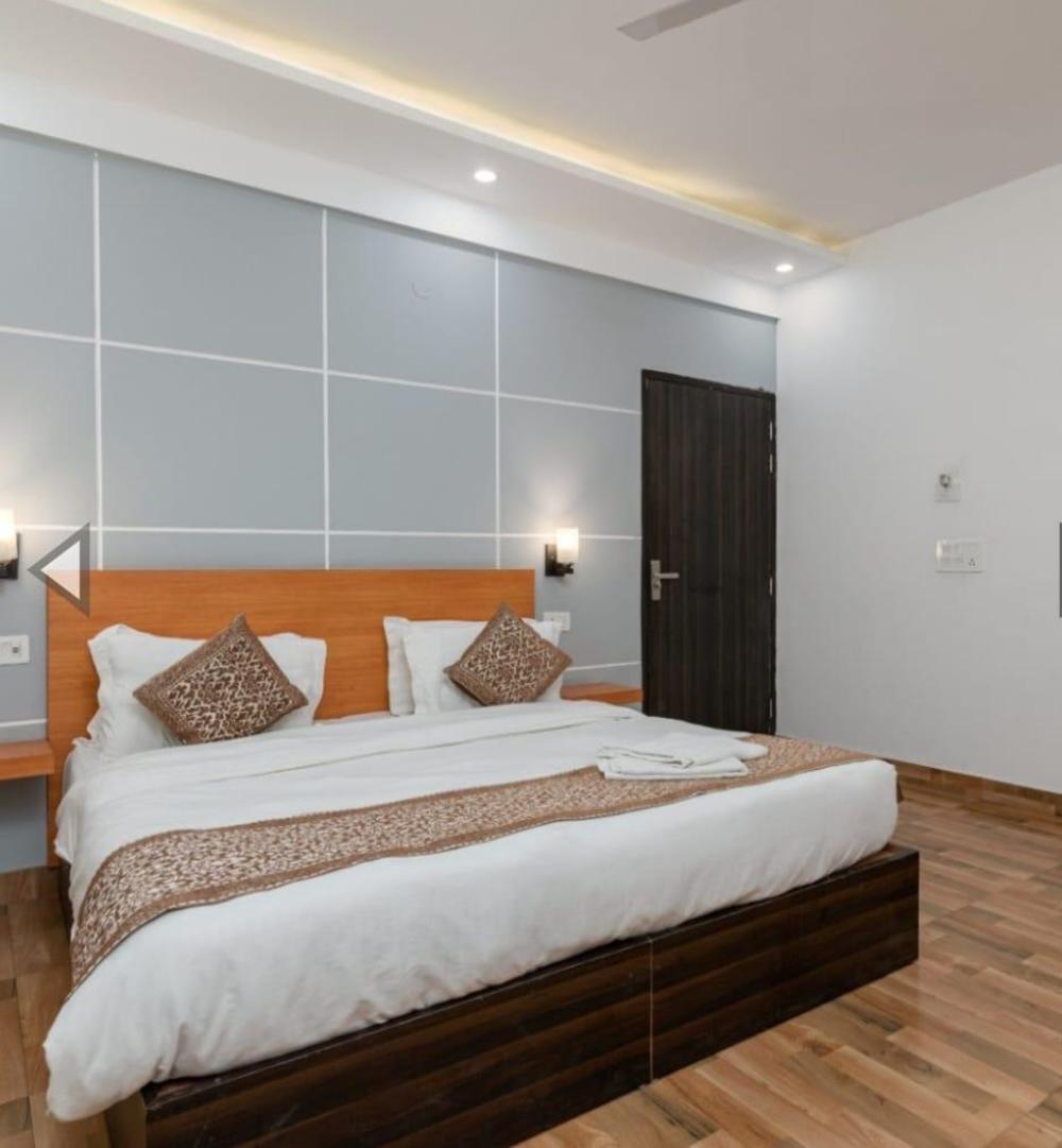 saavi hotel sector 10