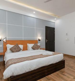 saavi hotel sector 10