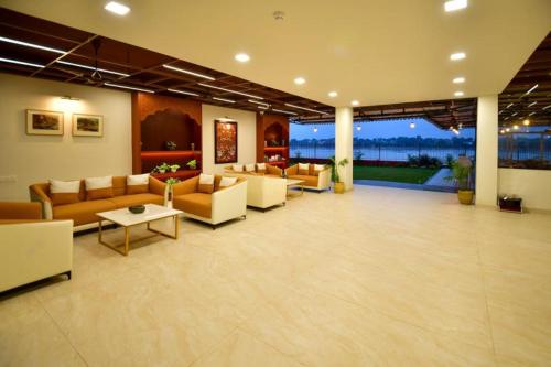 Hotel Aviral Ganga,,4 star