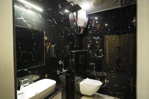 the manohar hotel budaun