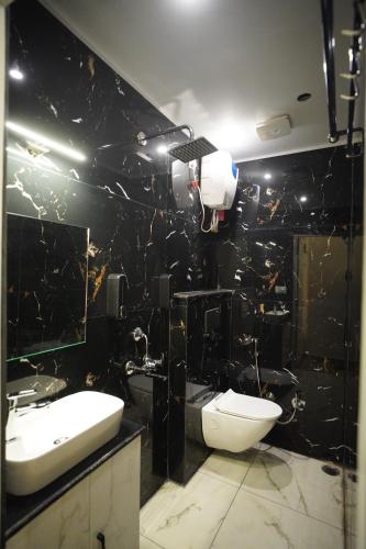 the manohar hotel budaun