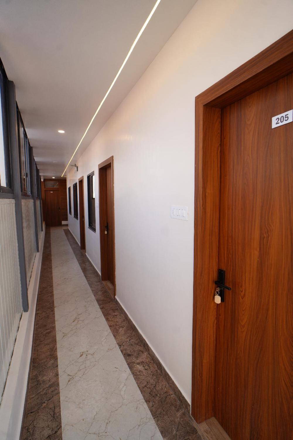 the manohar hotel budaun