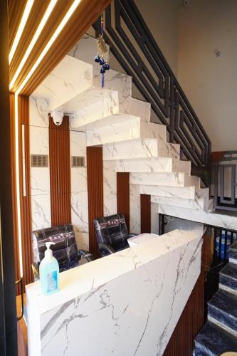 the manohar hotel budaun