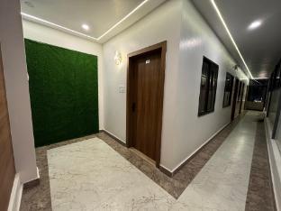 the manohar hotel budaun