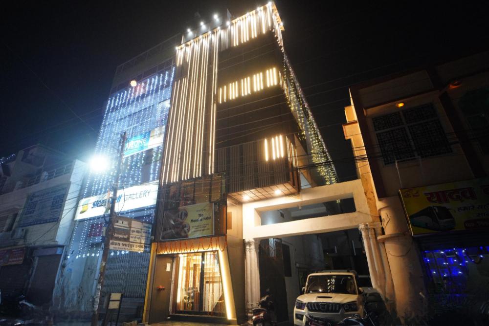 the manohar hotel budaun