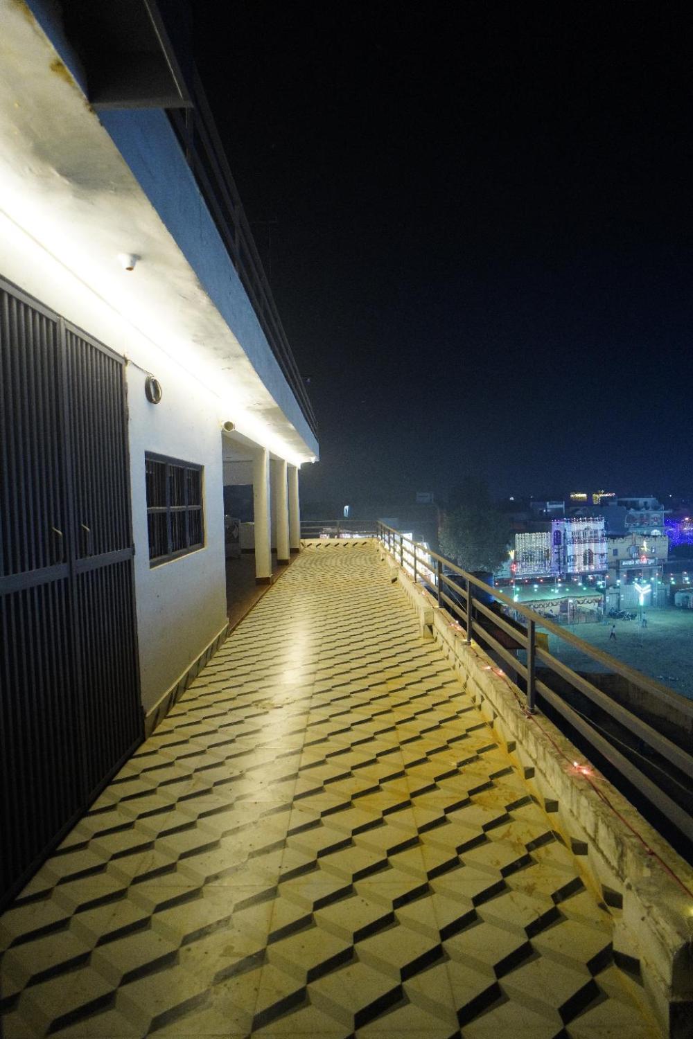 the manohar hotel budaun