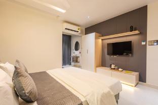 cvrs hotel glass bird