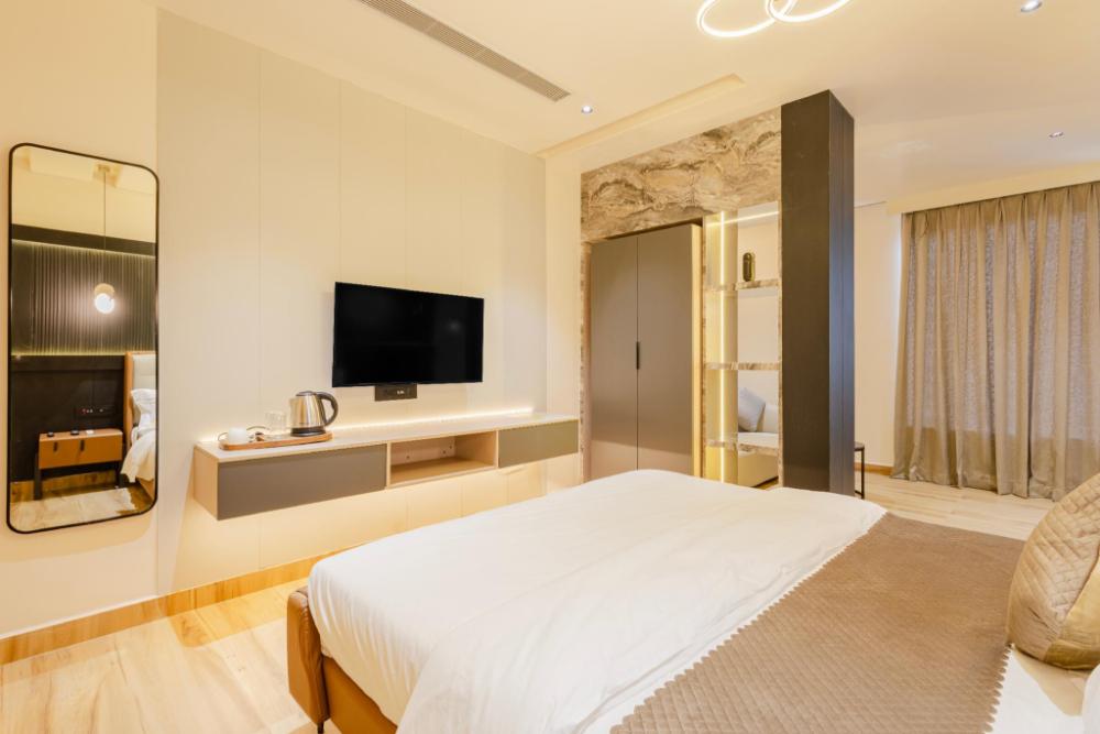 cvrs hotel glass bird