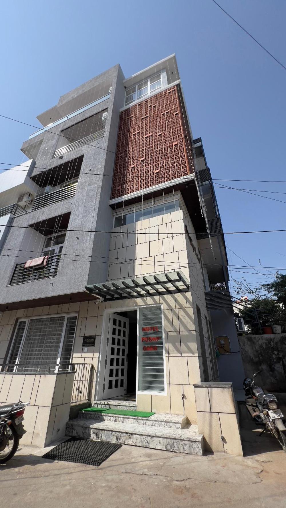 hotel pushp sara lake view