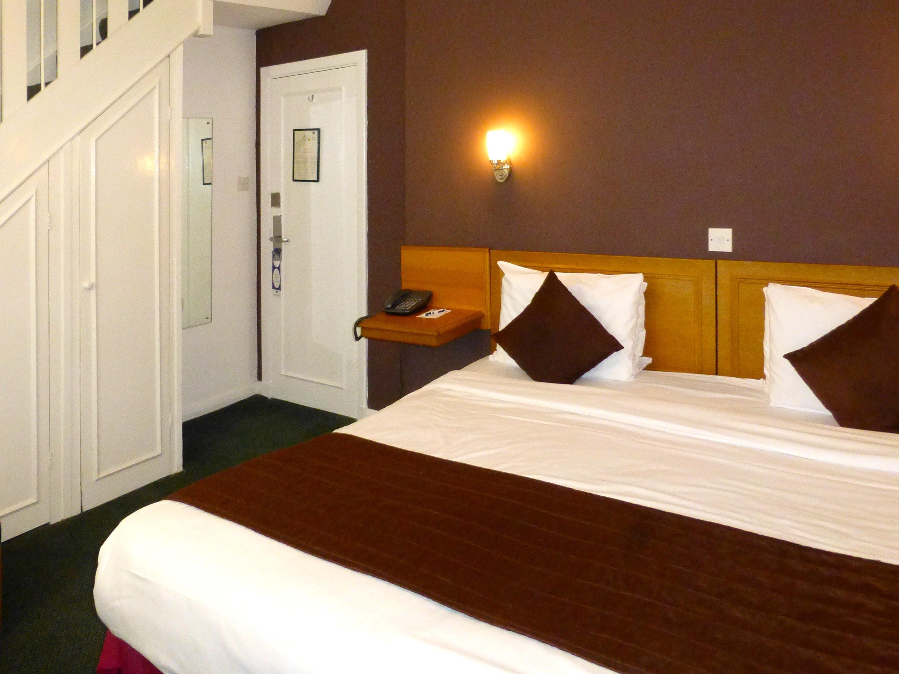 oyo stade court hotel