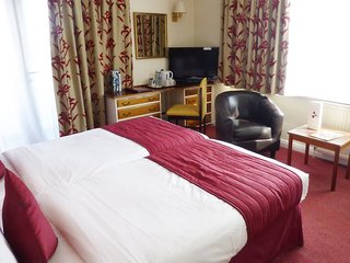 oyo stade court hotel