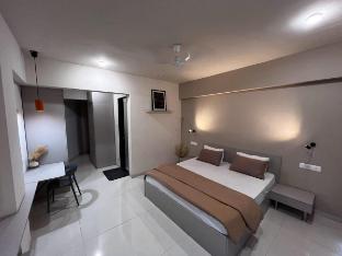 hamlet studio apt with hill view pune