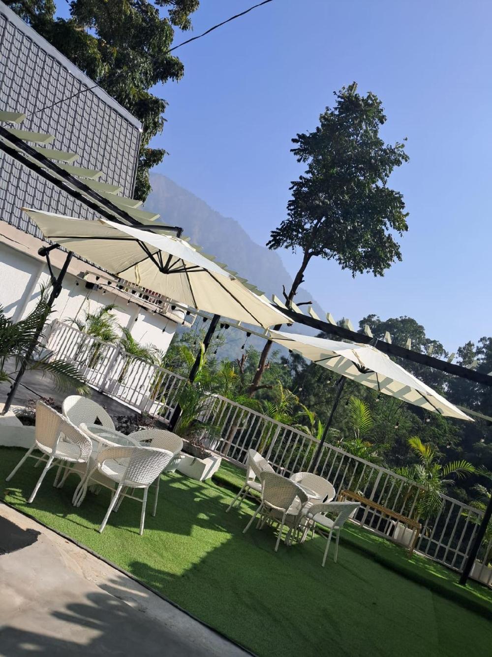 the farmhouse cafe and lounge