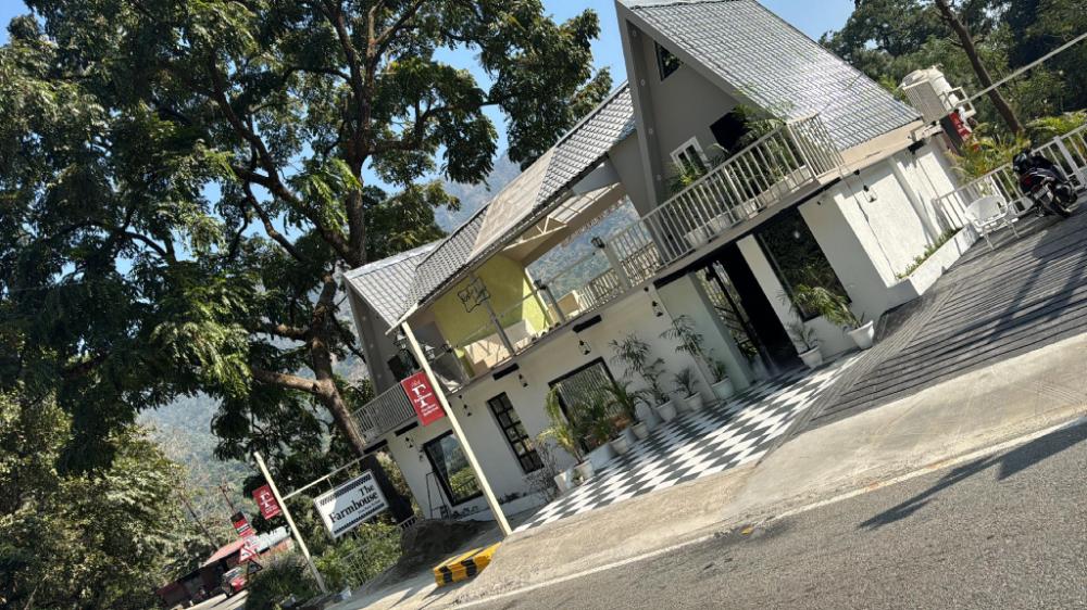 the farmhouse cafe and lounge