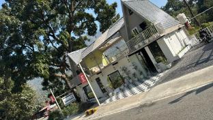 the farmhouse cafe and lounge