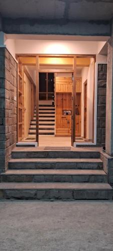 the venus live like a local