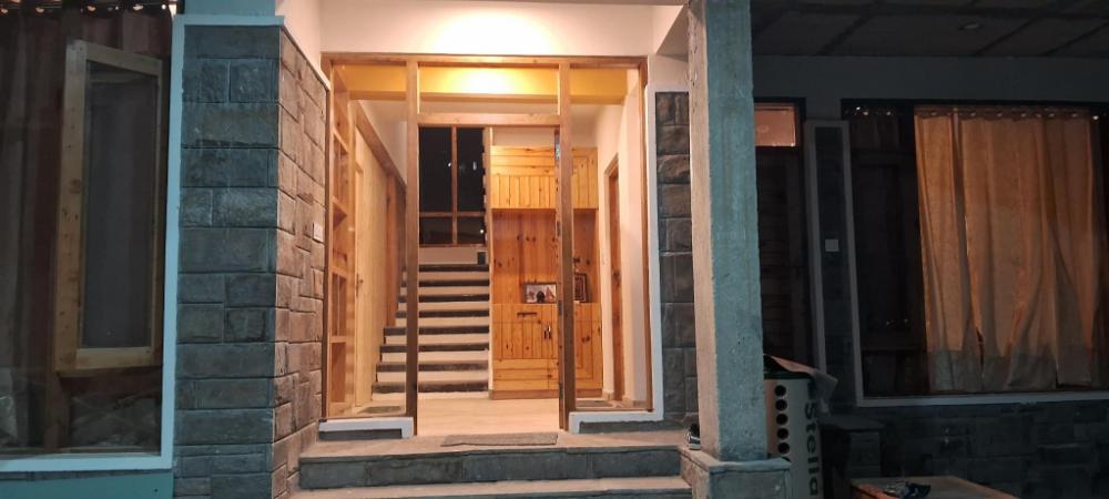 the venus live like a local