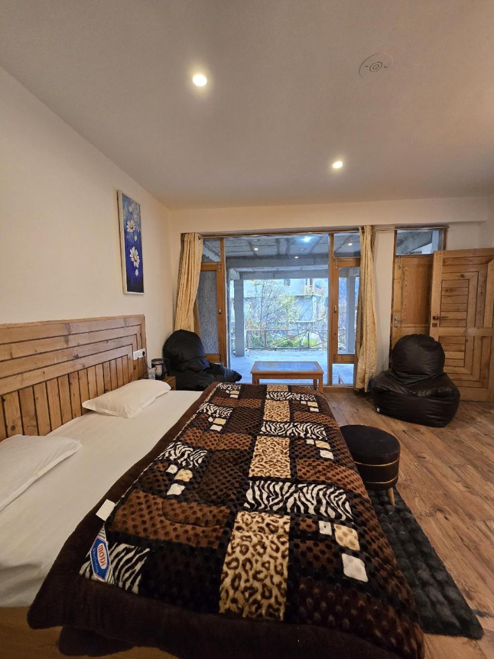 the venus live like a local