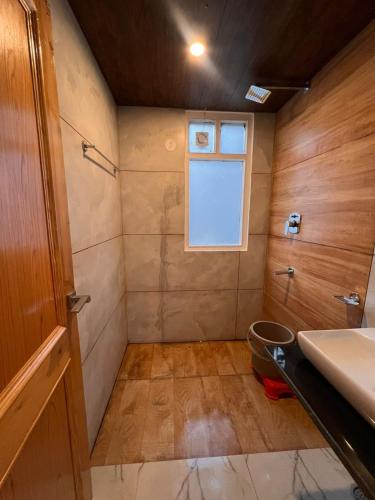 the venus live like a local