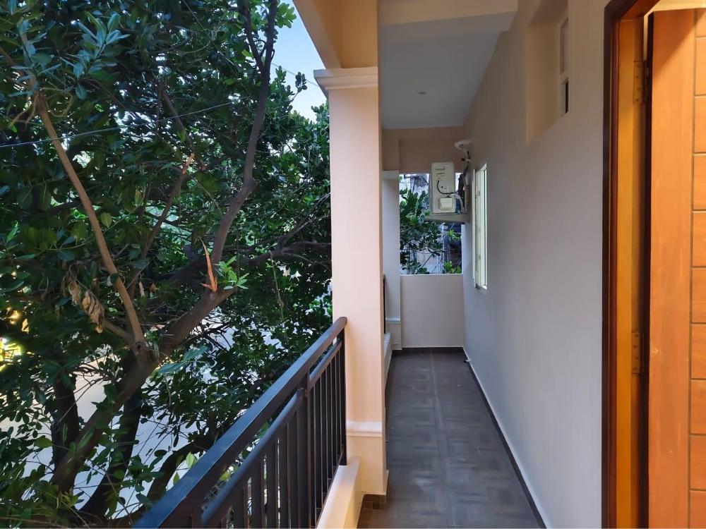 seaa breeze white town