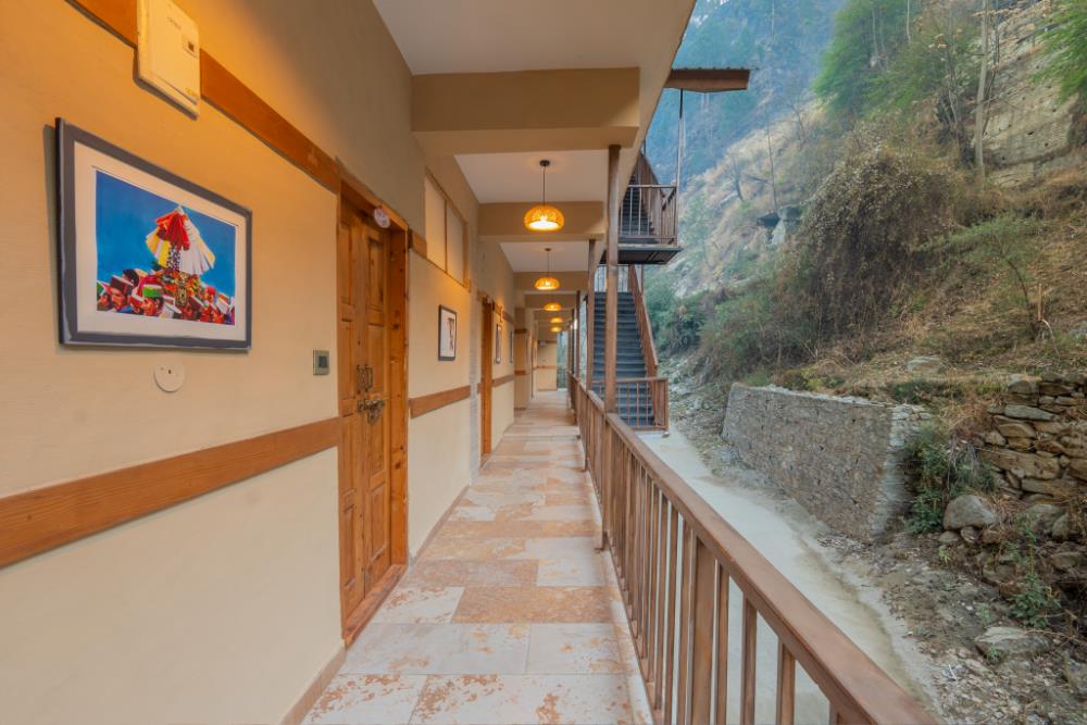 vivaan stays tirthan