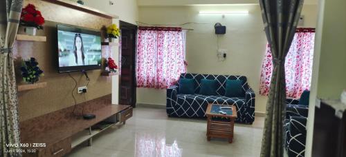 crozy corner 2bhk near aig andus embassy