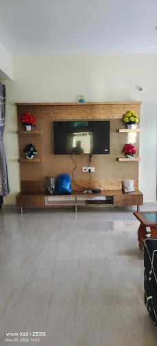 crozy corner 2bhk near aig andus embassy