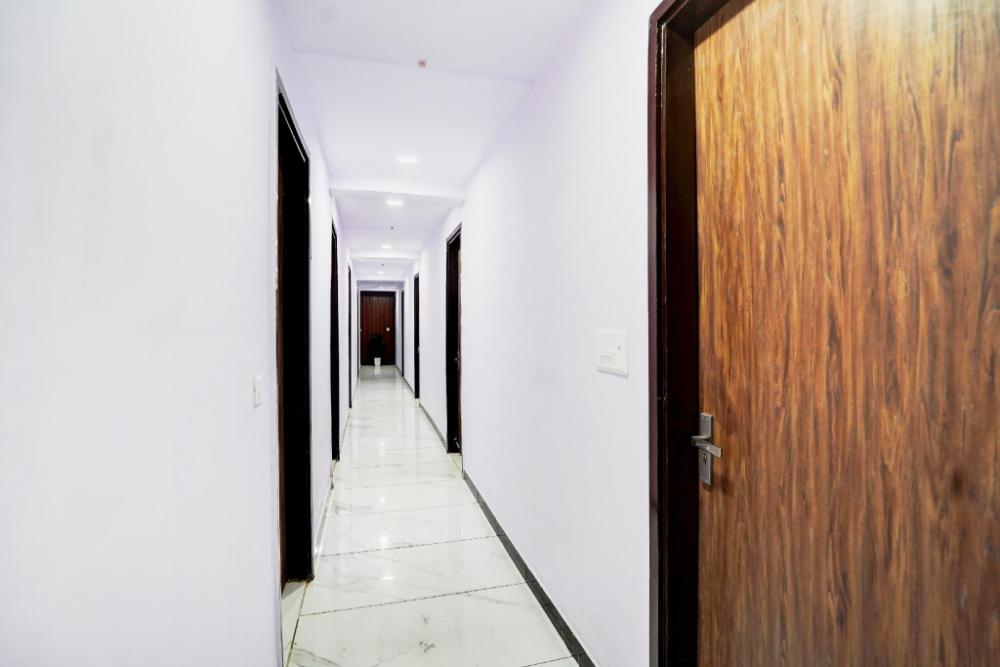 collection o hotel star inn near by hindon airforce mohan nagar ghaziabad