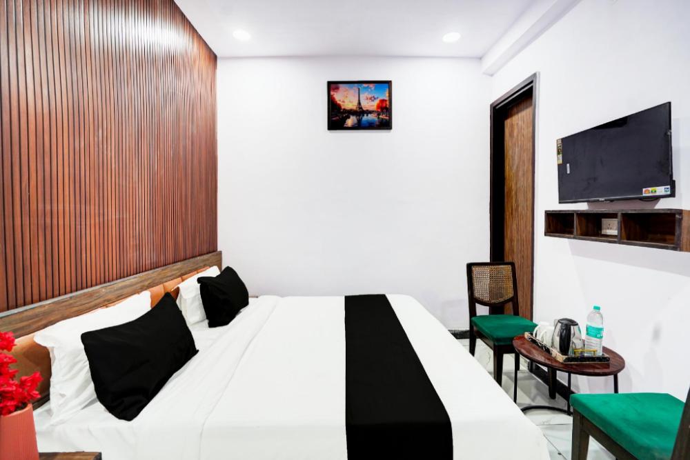 collection o hotel star inn near by hindon airforce mohan nagar ghaziabad