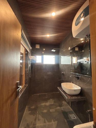 shalom hillcrest inn