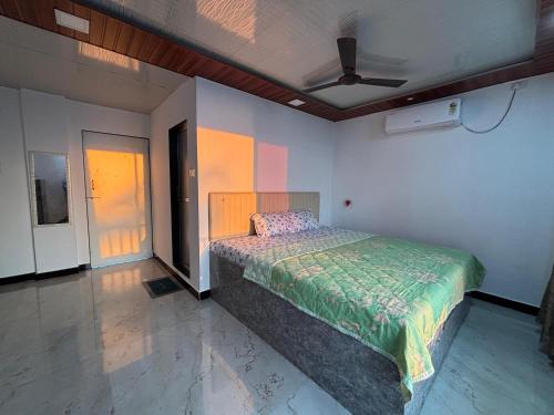 sea royal rooms and cafe