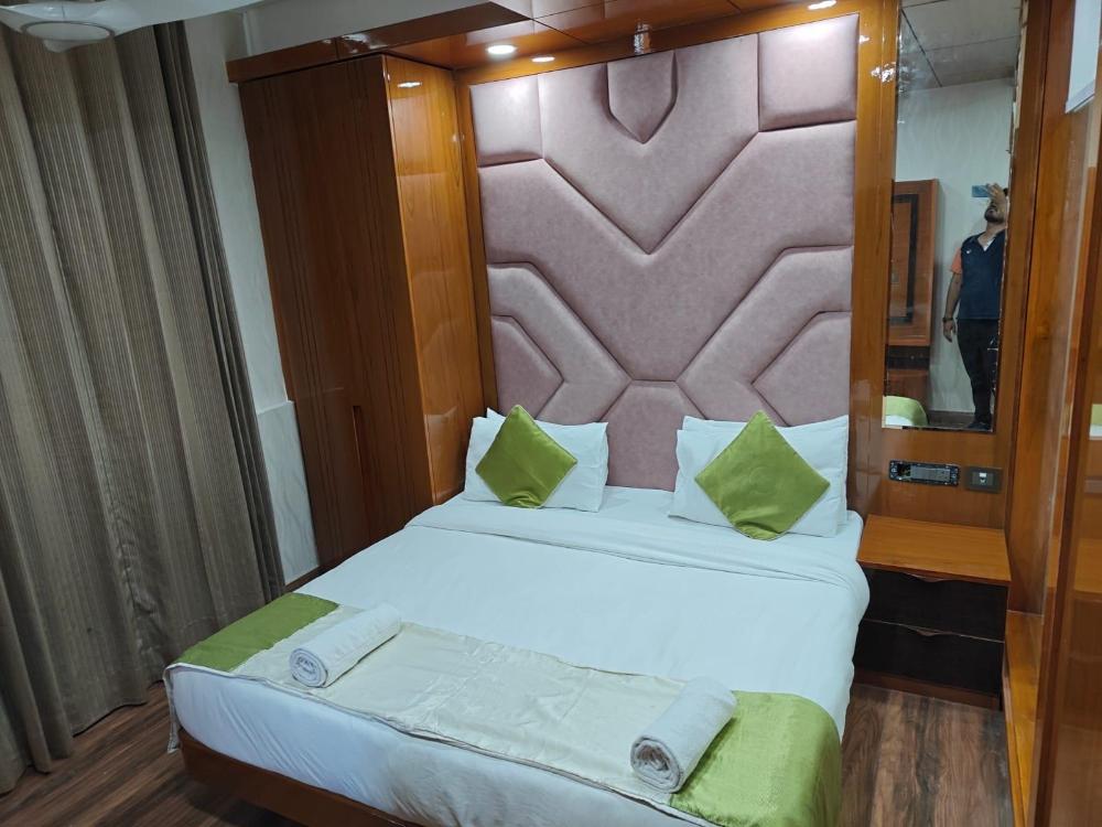 platinum services apartment dlf cyberhub