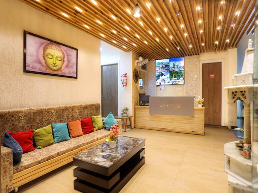 la riqueza pride inn rooftop cafe with swimming pool