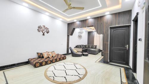 vacationbuddy 3 br home paschim vihar jwala heri