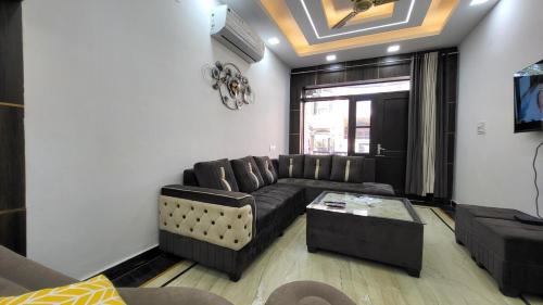 vacationbuddy 3 br home paschim vihar jwala heri