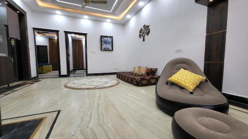 vacationbuddy 3 br home paschim vihar jwala heri