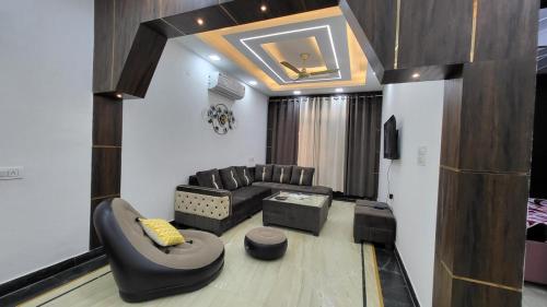 vacationbuddy 3 br home paschim vihar jwala heri